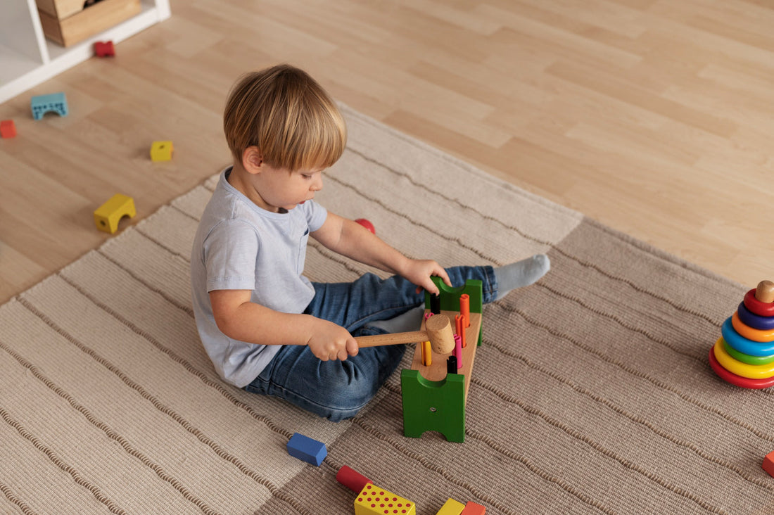 Enfant jouant avec des blocs de construction Montessori pour développer la créativité et la motricité