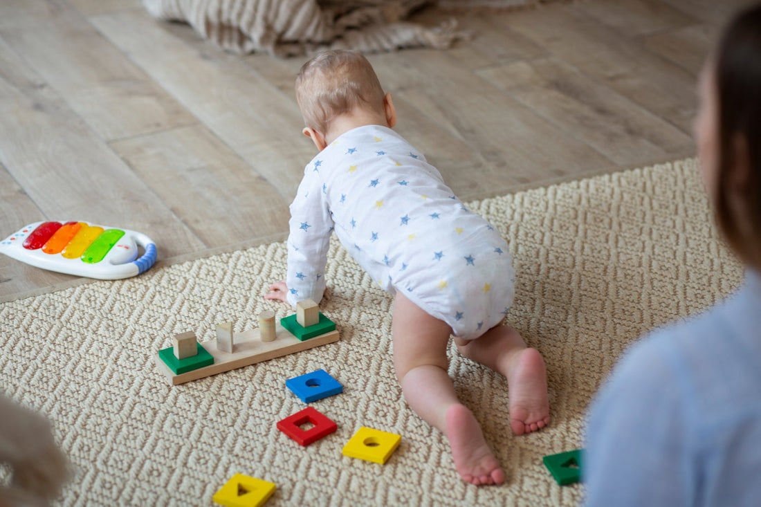 Enfant jouant avec des jouets Montessori en bois adaptés à son développement