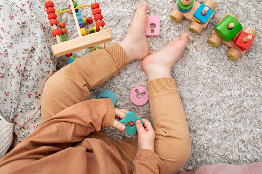 Enfant manipulant des cubes Montessori pour développer la motricité fine et la concentration